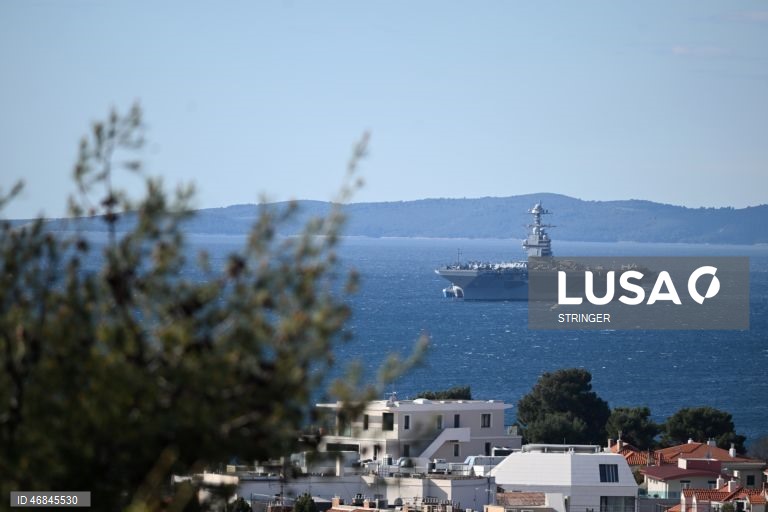 Porta-aviões da Marinha dos EUA USS Gerald R. Ford (CVN-78), atracado em Split, na Croácia. O navio chegou para reparações na sequência de um incêndio não relacionado com combate, ocorrido durante operações no Mar Vermelho.