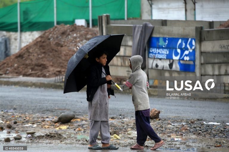 Paquistão: Chuva intensa em Peshawar