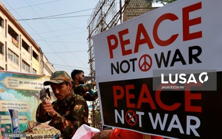 Índia: Celebrações em Bangalore do nascimento de Mahavira, fundador do Jainismo