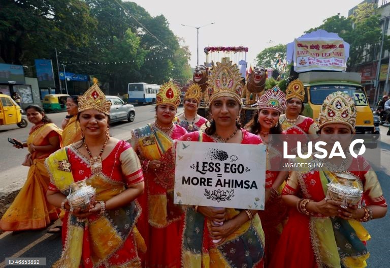 Índia: Celebrações em Bangalore do nascimento de Mahavira, fundador do Jainismo