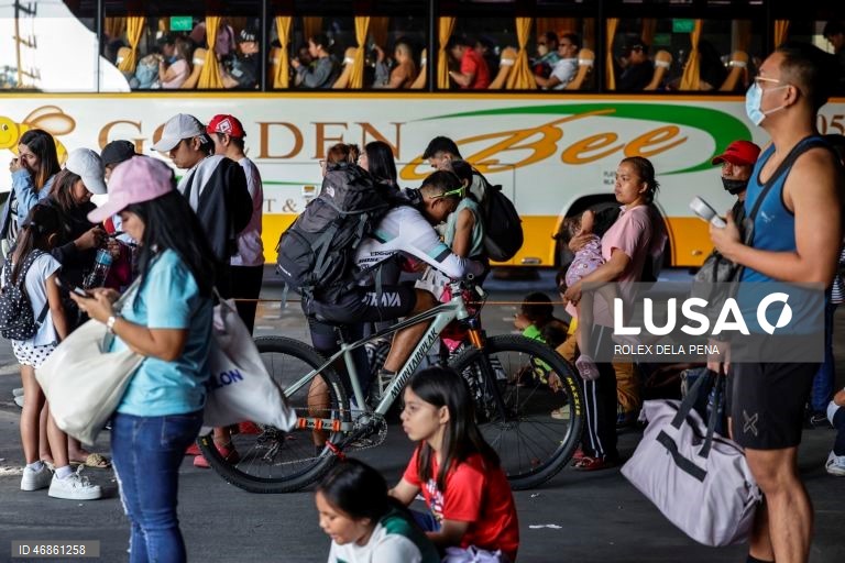 Filipinas: Viajantes acorrem aos terminais de transporte em todo o país durante a Semana Santa