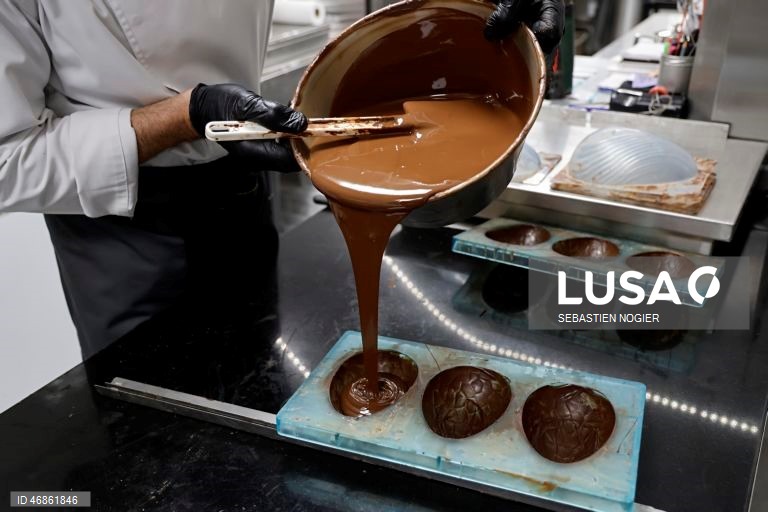 França: Produção de chocolate da Páscoa em andamento em Biot