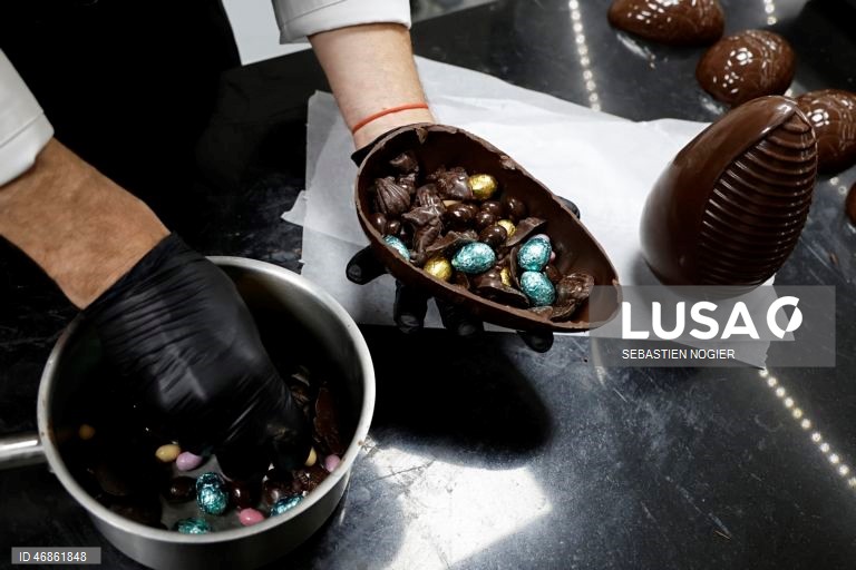 França: Produção de chocolate da Páscoa em andamento em Biot