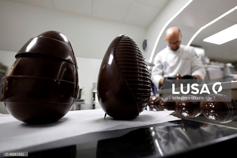 França: Produção de chocolate da Páscoa em andamento em Biot