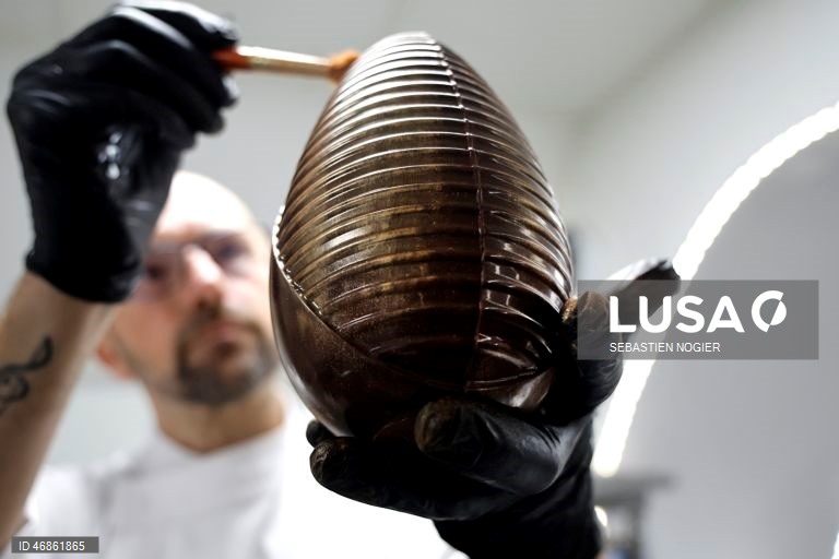 França: Produção de chocolate da Páscoa em andamento em Biot