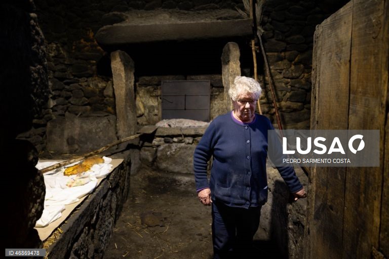 Secundina Oliveira, 86 anos, aprendeu a fazer o folar com a mãe e, agora, ensina. Sabe a receita a olho, sem necessitar de balança ou quantidades predefinidas, e sabe quando a massa está pronta, Montalegre, Vila Real, 2 de abril de 2026. Os fornos do povo foram caindo em desuso, mas, nos últimos anos, em Montalegre, distrito de Vila Real, vários foram recuperados e são reabertos, principalmente nesta época, para reativar uma tradição antiga. Espalhados pelo concelho há 56 fornos onde ainda é...