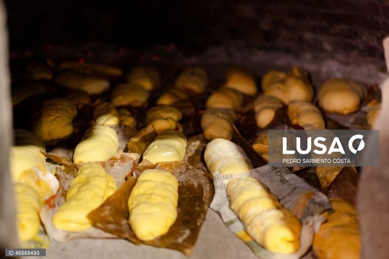 O antigo forno comunitário de Vilar Perdizes, em Montalegre, reabre nesta Páscoa para cumprir a tradição de cozer o folar, servindo de palco para a transmissão de saberes das gerações mais velhas para os mais novos, Montalegre, Vila Real, 2 de abril de 2026. Os fornos do povo foram caindo em desuso, mas, nos últimos anos, em Montalegre, distrito de Vila Real, vários foram recuperados e são reabertos, principalmente nesta época, para reativar uma tradição antiga. Espalhados pelo concelho há 56...