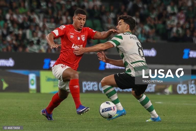 O Sporting venceu hoje na receção ao Santa Clara, por 4-2, depois de ter começado o jogo da 28.ª jornada da I Liga portuguesa de futebol a perder, colocando-se provisoriamente a quatro pontos do líder FC Porto.