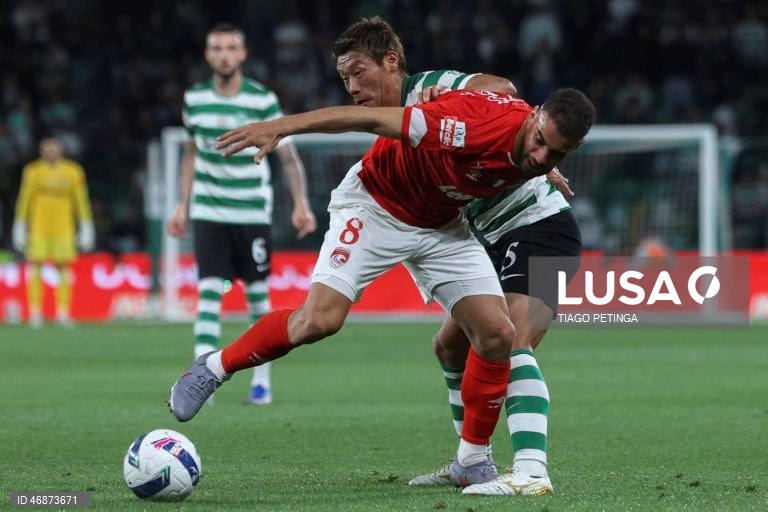 O Sporting venceu hoje na receção ao Santa Clara, por 4-2, depois de ter começado o jogo da 28.ª jornada da I Liga portuguesa de futebol a perder, colocando-se provisoriamente a quatro pontos do líder FC Porto.
