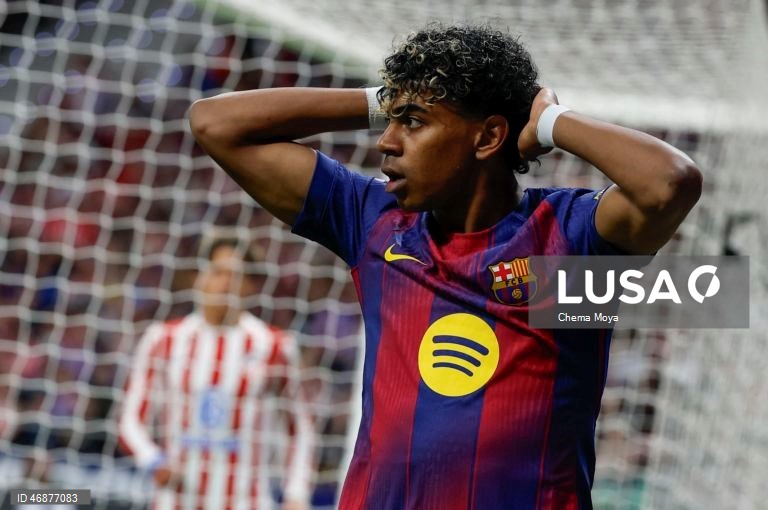 Campeão FC Barcelona reforçou hoje a liderança isolada da Liga espanhola de futebol e deixou o perseguidor Real Madrid a sete pontos, ao vencer com reviravolta na visita ao Atlético de Madrid (2-1), na 30.ª jornada.