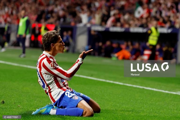 Campeão FC Barcelona reforçou hoje a liderança isolada da Liga espanhola de futebol e deixou o perseguidor Real Madrid a sete pontos, ao vencer com reviravolta na visita ao Atlético de Madrid (2-1), na 30.ª jornada.