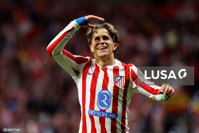 Campeão FC Barcelona reforçou hoje a liderança isolada da Liga espanhola de futebol e deixou o perseguidor Real Madrid a sete pontos, ao vencer com reviravolta na visita ao Atlético de Madrid (2-1), na 30.ª jornada.