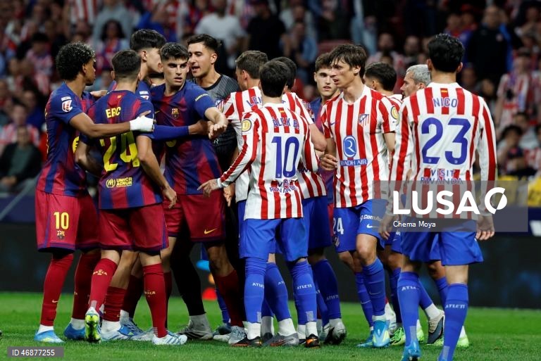 Campeão FC Barcelona reforçou hoje a liderança isolada da Liga espanhola de futebol e deixou o perseguidor Real Madrid a sete pontos, ao vencer com reviravolta na visita ao Atlético de Madrid (2-1), na 30.ª jornada.