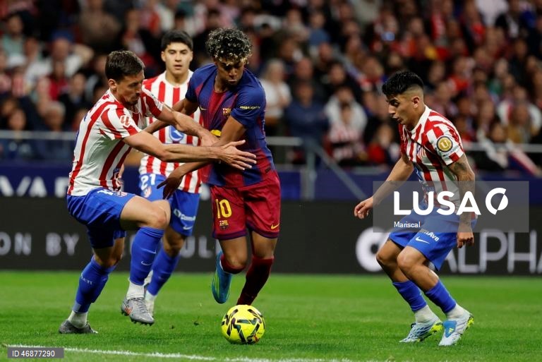 Campeão FC Barcelona reforçou hoje a liderança isolada da Liga espanhola de futebol e deixou o perseguidor Real Madrid a sete pontos, ao vencer com reviravolta na visita ao Atlético de Madrid (2-1), na 30.ª jornada.