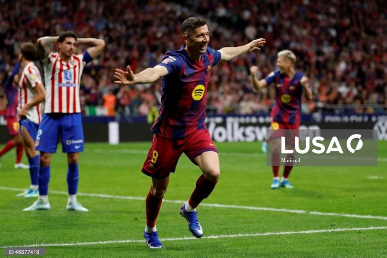 Campeão FC Barcelona reforçou hoje a liderança isolada da Liga espanhola de futebol e deixou o perseguidor Real Madrid a sete pontos, ao vencer com reviravolta na visita ao Atlético de Madrid (2-1), na 30.ª jornada.