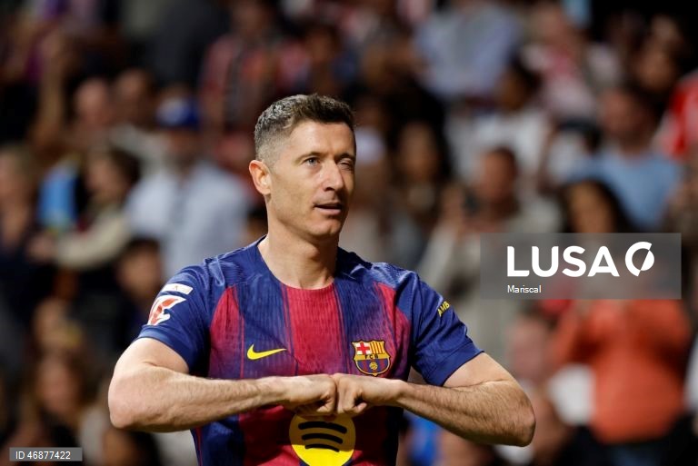 Campeão FC Barcelona reforçou hoje a liderança isolada da Liga espanhola de futebol e deixou o perseguidor Real Madrid a sete pontos, ao vencer com reviravolta na visita ao Atlético de Madrid (2-1), na 30.ª jornada.