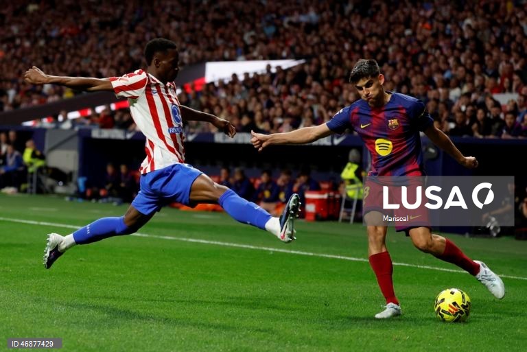 Campeão FC Barcelona reforçou hoje a liderança isolada da Liga espanhola de futebol e deixou o perseguidor Real Madrid a sete pontos, ao vencer com reviravolta na visita ao Atlético de Madrid (2-1), na 30.ª jornada.