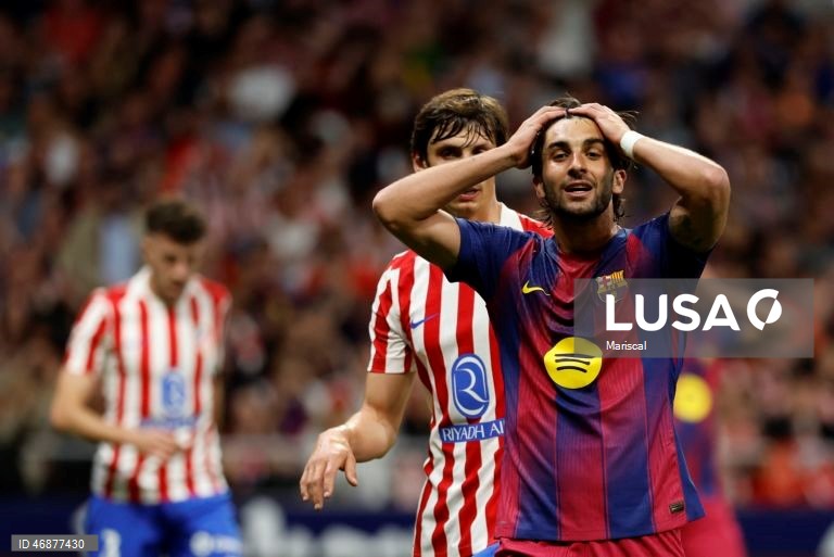 Campeão FC Barcelona reforçou hoje a liderança isolada da Liga espanhola de futebol e deixou o perseguidor Real Madrid a sete pontos, ao vencer com reviravolta na visita ao Atlético de Madrid (2-1), na 30.ª jornada.