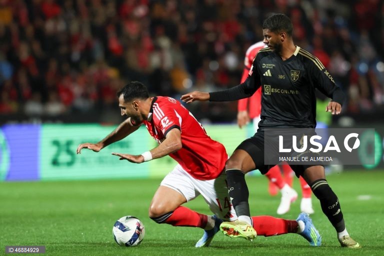 O Benfica desperdiçou hoje a oportunidade de se aproximar do FC Porto, líder da I Liga portuguesa de futebol, ao empatar 1-1 na visita ao Casa Pia, em jogo da 28.ª jornada da prova.