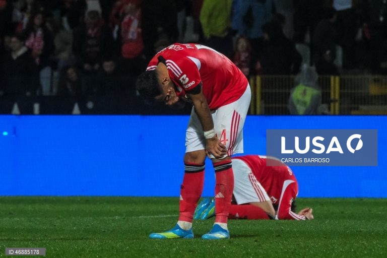 O Benfica desperdiçou hoje a oportunidade de se aproximar do FC Porto, líder da I Liga portuguesa de futebol, ao empatar 1-1 na visita ao Casa Pia, em jogo da 28.ª jornada da prova.