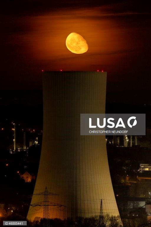 Alemanha: nascer da Lusa sobre o reator de uma central elétrica perto de Herten