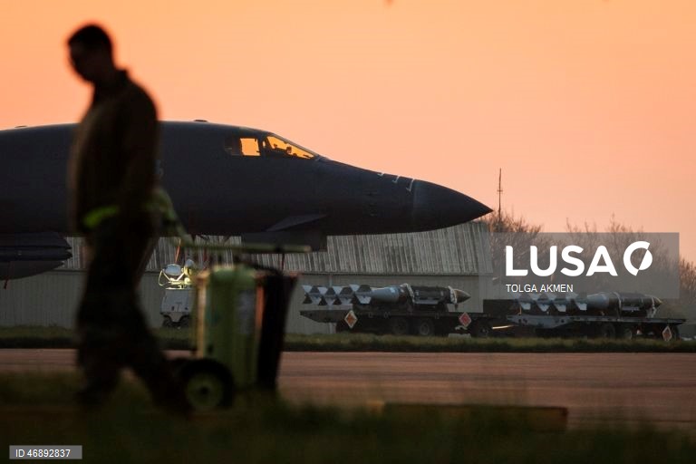 Atividade militar dos EUA na base da RAF Fairford, durante um cessar-fogo provisório entre os EUA e o Irão. 