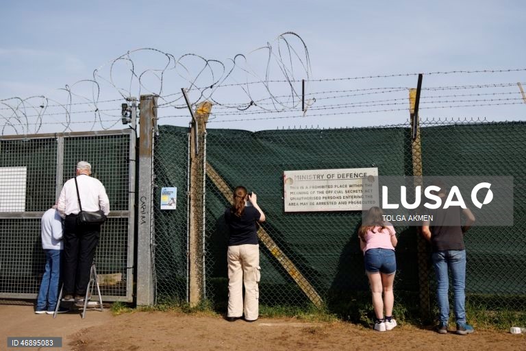 Atividade militar dos EUA na base da RAF Fairford, durante um cessar-fogo provisório entre os EUA e o Irão. 
