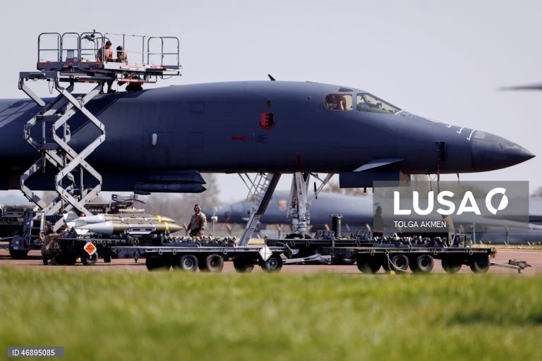 Atividade militar dos EUA na base da RAF Fairford, durante um cessar-fogo provisório entre os EUA e o Irão. 