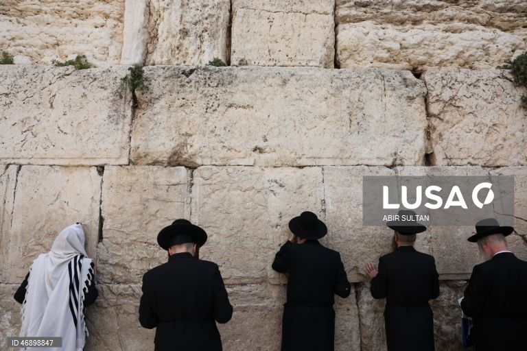 Jerusalém: O Muro das Lamentações reabre para orações