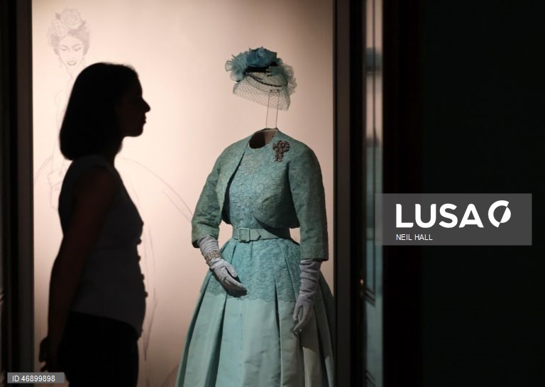 Exposição sobre o estilo da Rainha Isabel II no Palácio de Buckingham