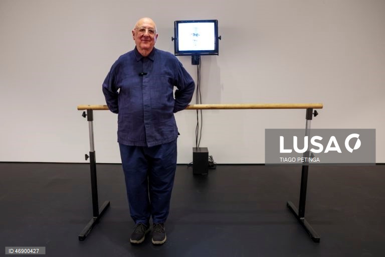 João Penalva posa durante a visita de imprensa às exposições "Personagens e Intérpretes" na Culturgest em Lisboa, 9 de abril de 2026. As exposições comemoram os 50 anos de atividade como artista plástico e os 30 anos da vertente particular da obra de João Penalva. TIAGO PETINGA/LUSA