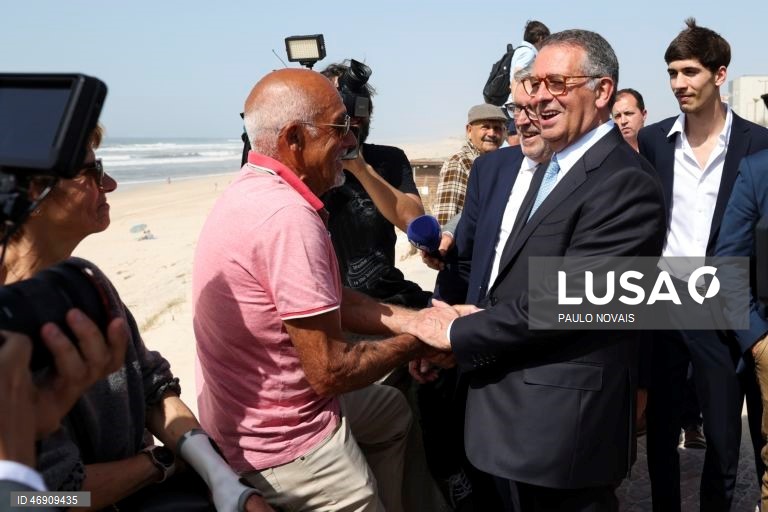 O Presidente da República, António José Seguro, durante um passeio na Praia da Vieira de Leiria, no quinto dia da sua primeira Presidência Aberta, hoje dedicada ao distrito de Leiria, Marinha Grande, 10 de abril de 2026. PAULO NOVAIS/LUSA