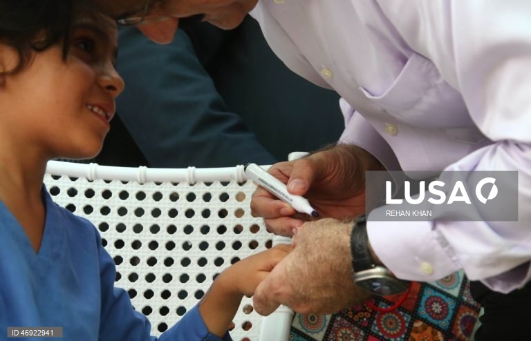 O Paquistão dá início a uma campanha nacional contra a poliomielite, num contexto em que os agentes de segurança são alvo de ataques.