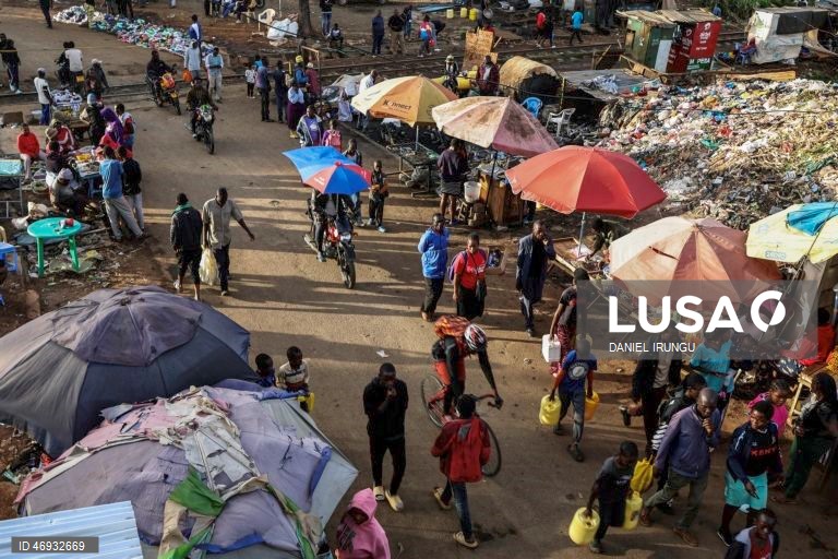 Quénia: quotidiano na favela Kibela, em Nairobi