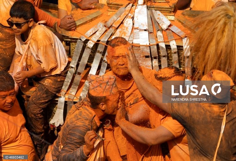 Nepaleses celebram o «Sindoor Jatra» para assinalar o Ano Novo nepalês