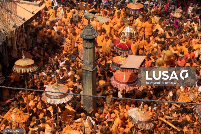 Nepaleses celebram o «Sindoor Jatra» para assinalar o Ano Novo nepalês