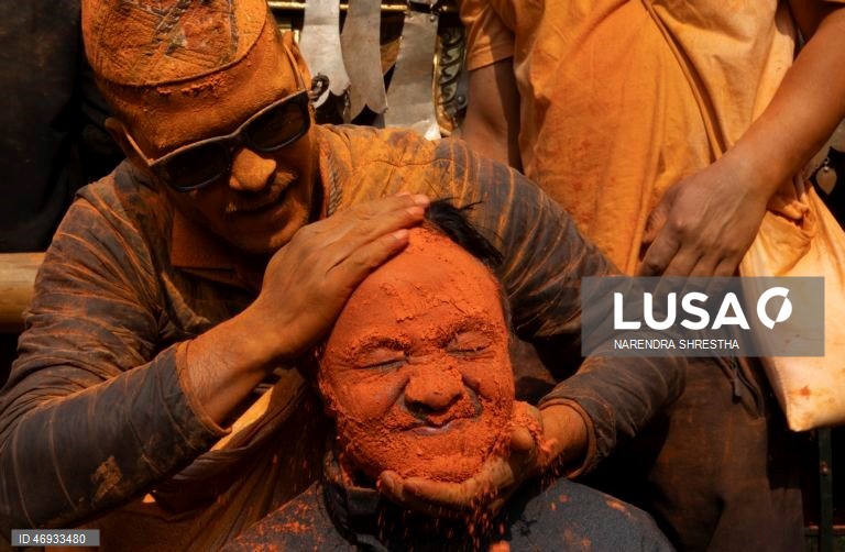 Nepaleses celebram o «Sindoor Jatra» para assinalar o Ano Novo nepalês