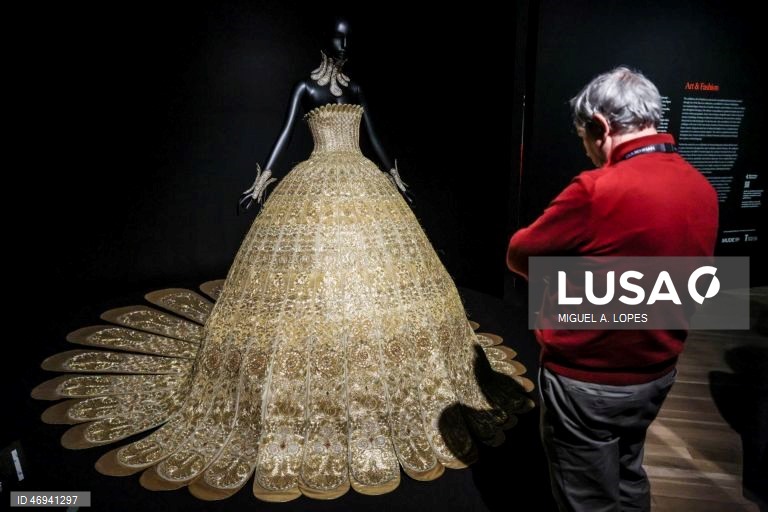 Visita de imprensa à exposição "Arte & Moda". A exposição estabelece um diálogo entre obras-primas da Coleção do Museu Gulbenkian e algumas criações da alta-costura dos últimos 150 anos, assinadas por alguns dos mais consagrados estilistas internacionais como Dior, Balenciaga, Yves Saint Laurent, Versace, Jean Paul Gaultier, Vivienne Westwood, Guo Pei ou Alexander McQueen. A mostra integra igualmente peças de criadores portugueses como a dupla Alves/Gonçalves, José António Tenente, Maria...