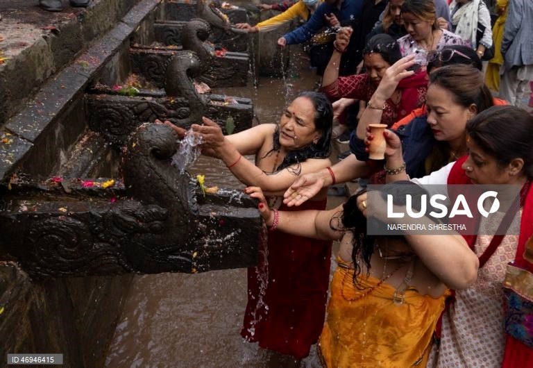 Os nepaleses homenageiam as mães com um banho na lagoa sagrada do Santuário de Matatirtha