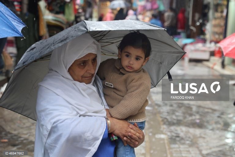 Índia: dia de chuva em Srinagar