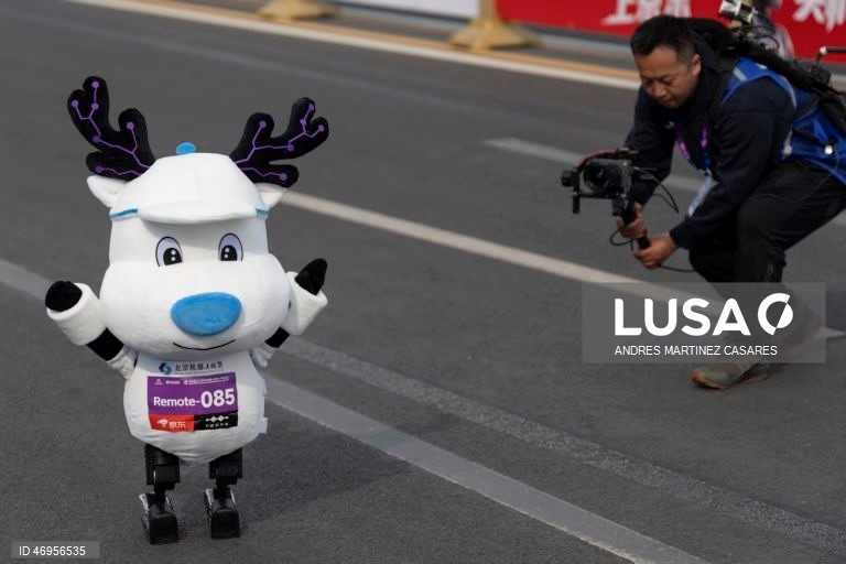 China: Meia maratona com robôs em Pequim