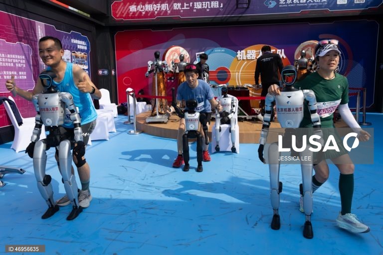 China: Meia maratona com robôs em Pequim