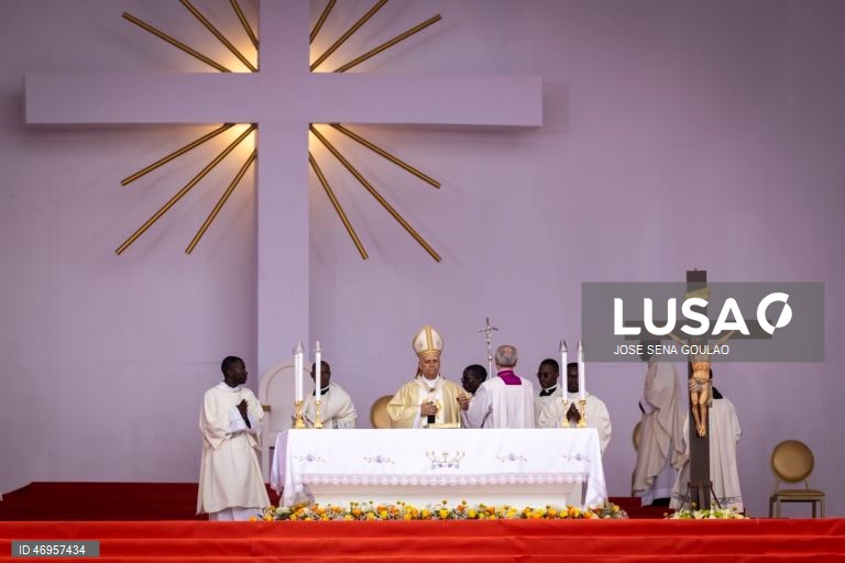 O Papa Leão XIV chega para presidir à Santa Missa em Kilamba, Angola. O pontífice encontra-se na terceira etapa de uma viagem apostólica de 11 dias a África. 