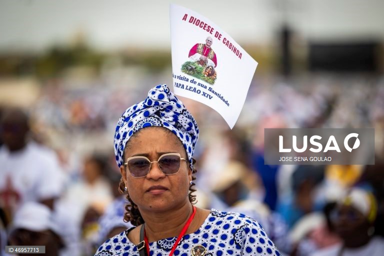O Papa Leão XIV chega para presidir à Santa Missa em Kilamba, Angola. O pontífice encontra-se na terceira etapa de uma viagem apostólica de 11 dias a África. 