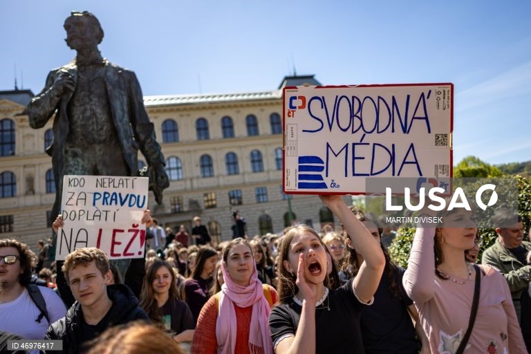 Praga: Estudantes manifestam-se em apoio às emissoras públicas.