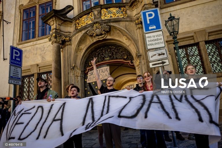 Praga: Estudantes manifestam-se em apoio às emissoras públicas.