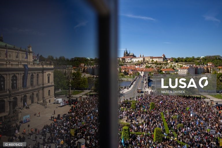 Praga: Estudantes manifestam-se em apoio às emissoras públicas.