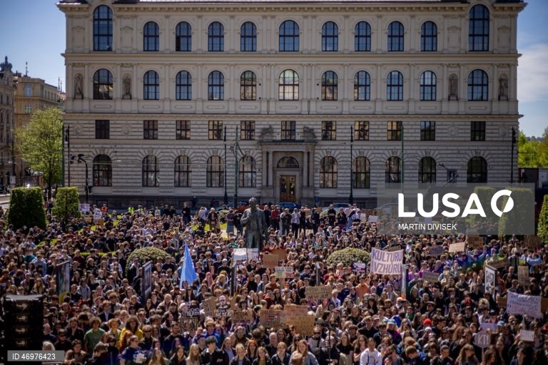 Praga: Estudantes manifestam-se em apoio às emissoras públicas.