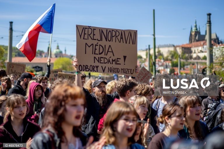 Praga: Estudantes manifestam-se em apoio às emissoras públicas.