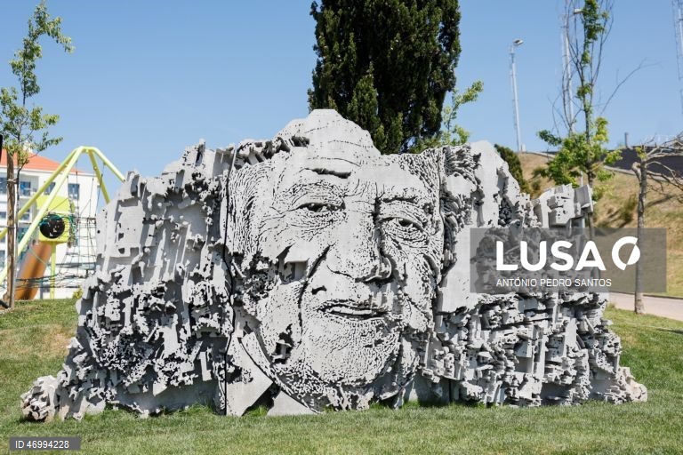 Inauguração da peça do artista visual Alexandre Farto, conhecido como Vhils (ausente da foto), de homenagem a Mário Soares, no Parque da Liberdade, na Amadora, 25 de abril de 2026. ANTÓNIO PEDRO SANTOS/LUSA